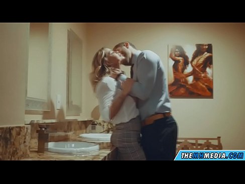 ❤️ Ketika seorang pirang berdada menggoda Anda di toilet umum Sex di id.wassell.ru ️❤